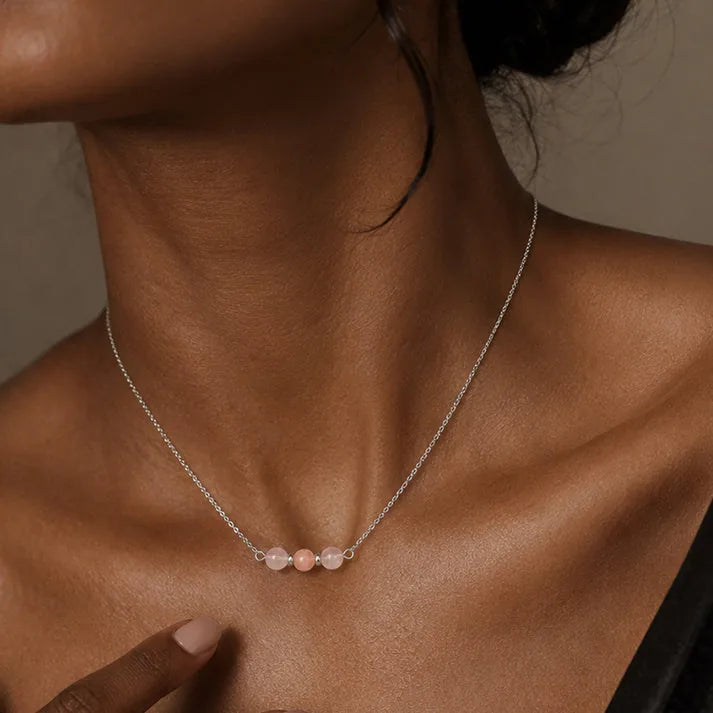 Collier fin femme en quartz rose et pierre de lune porté, chaîne fine argentée