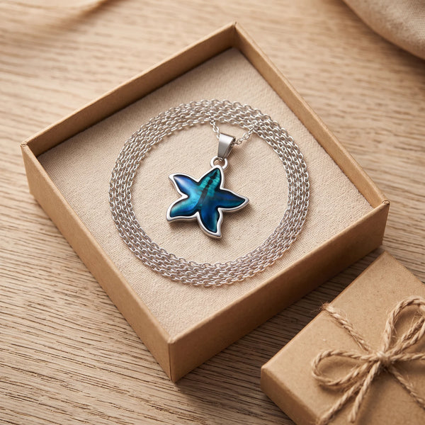 Collier fleur femme en nacre dans une boîte cadeau kraft, idée cadeau