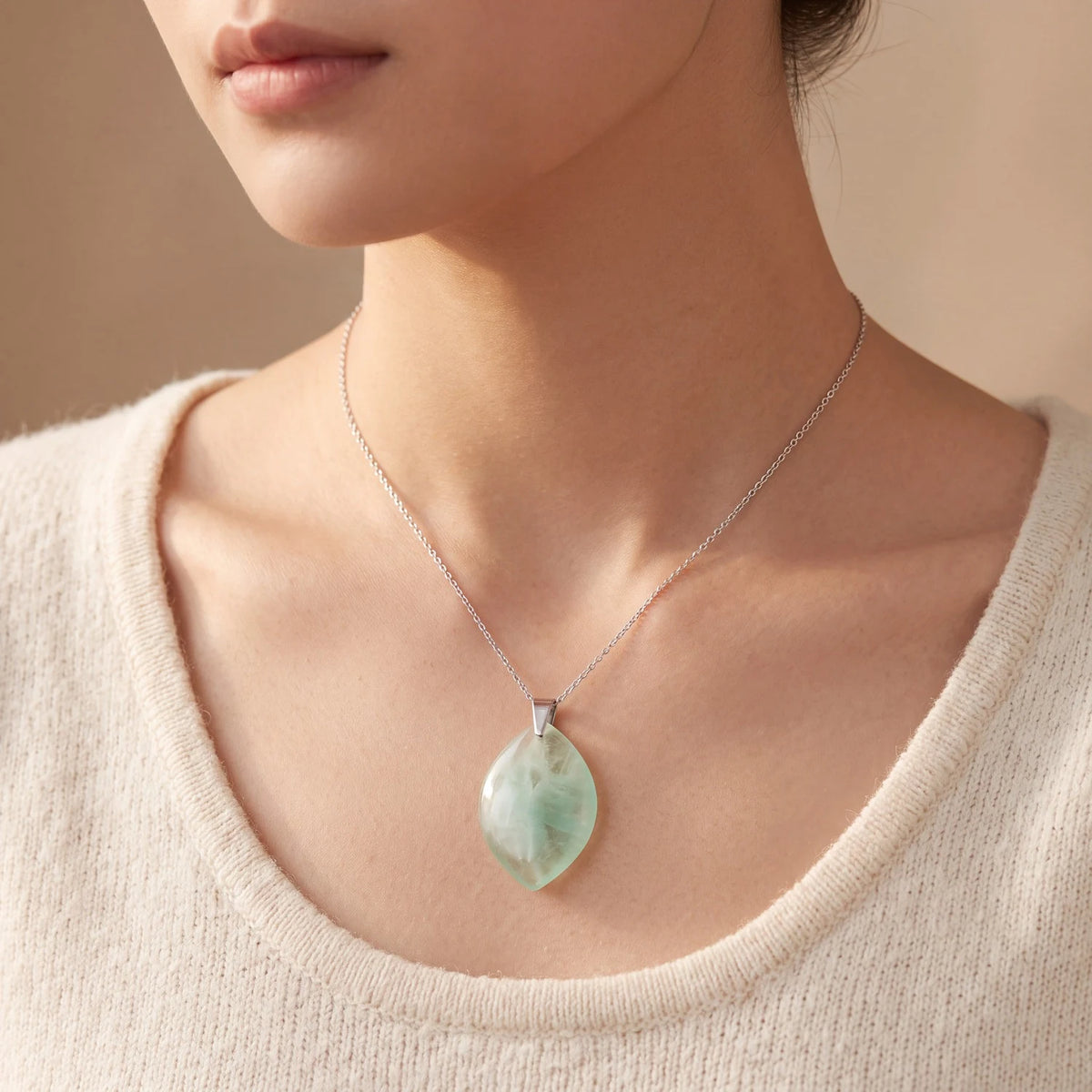 Collier fluorite verte porté par une femme, pendentif plat forme libre vert translucide