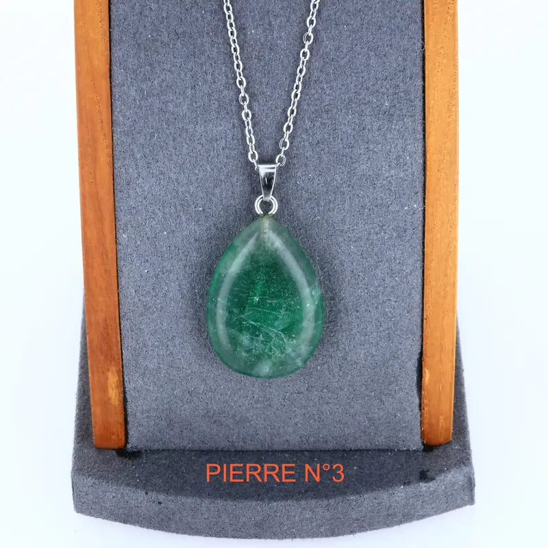 Détail du pendentif goutte en Fluorite, pierre naturelle verte et violette pour collier