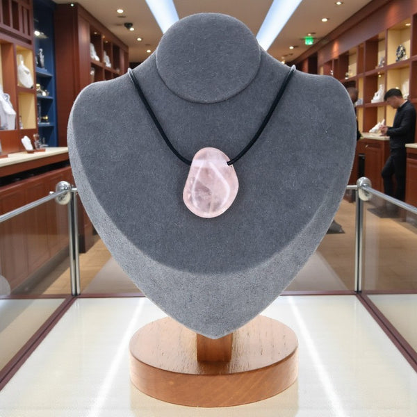 Collier galet en quartz rose sur cordon