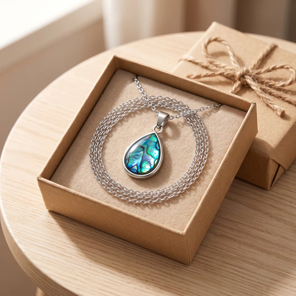 Collier goutte femme en nacre dans une boîte cadeau kraft, idée cadeau