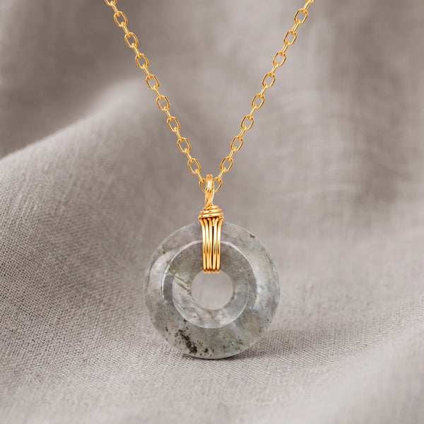 Collier pierre grise en labradorite, donut de 17 mm sur chaîne dorée