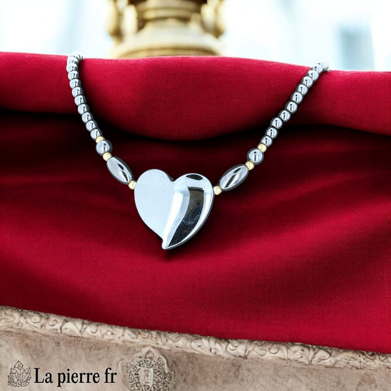 Collier hematite avec gros cœur asymétrique serti au centre, 47 cm