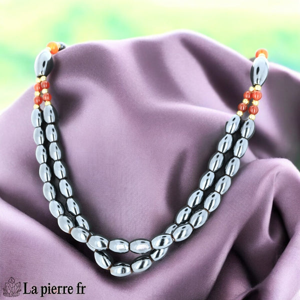 Détail des perles olive en hématite polie et perles de cornaline