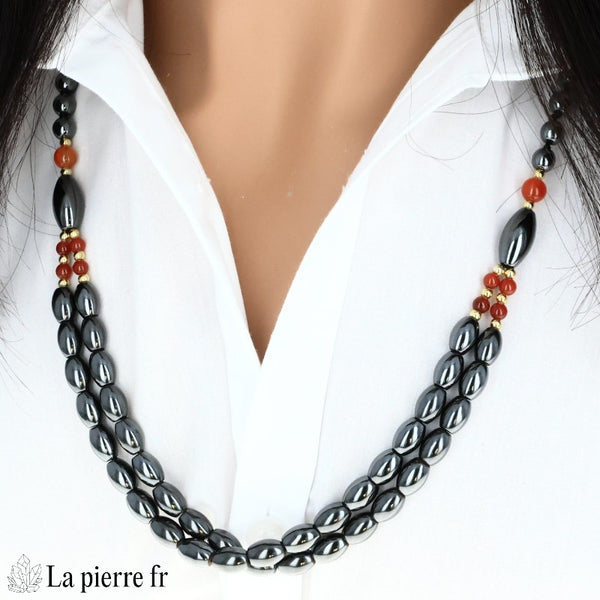 Long collier double rang en hématite et cornaline porté, La Pierre Fr