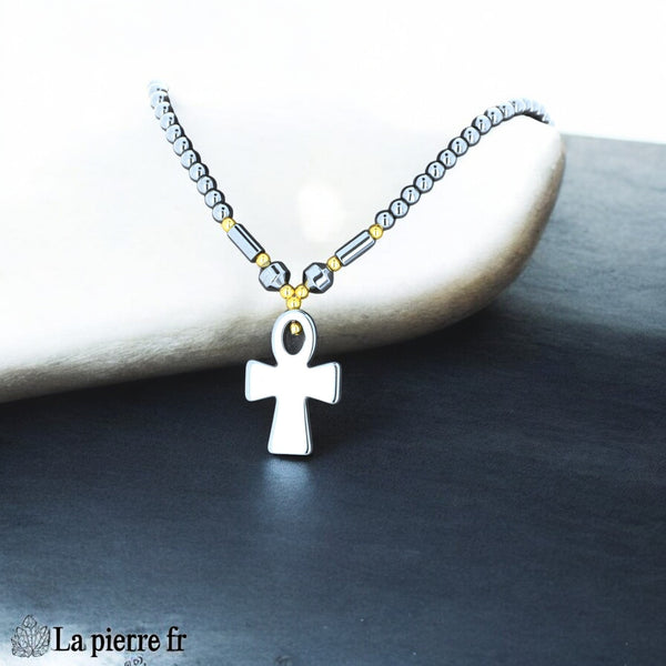 Détail du pendentif croix de vie ankh en hématite polie