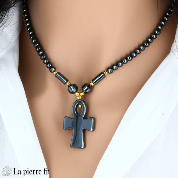 Collier hématite à pendentif croix de vie ankh porté, La Pierre Fr