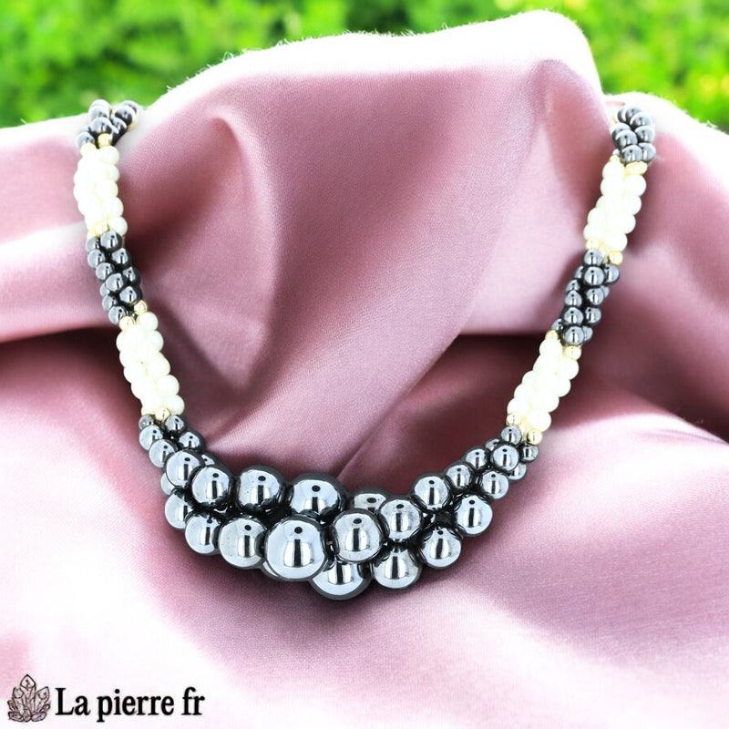 Détail des perles d'hématite dégradées et des perles biwa nacrées