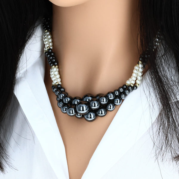 Collier dégradé 3 rangs en hématite et perles biwa porté, La Pierre Fr