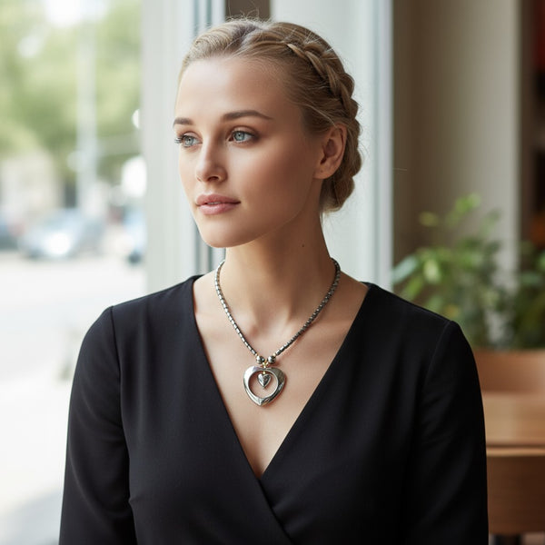 Collier hematite avec grand cœur évidé enserrant un petit cœur, 46 cm