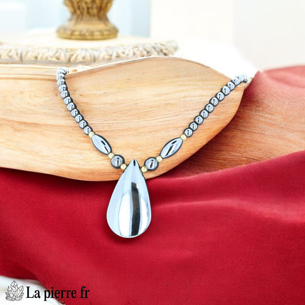 Détail du pendentif goutte plate en hématite et perles olive