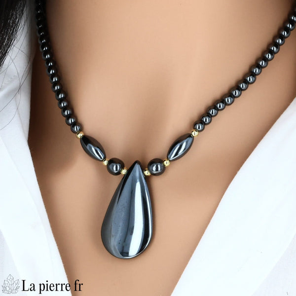 Collier hématite à pendentif goutte plate porté en Y, La Pierre Fr