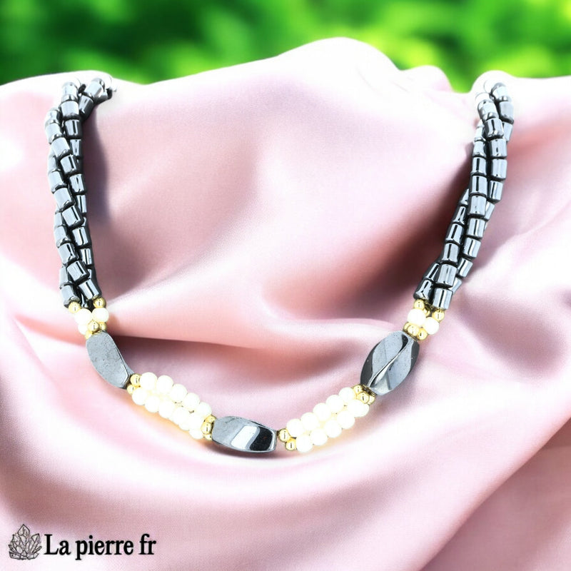 Détail des perles d'hématite torsadées et des grappes de biwa nacrées