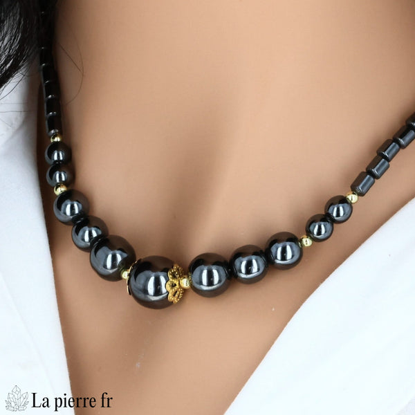Collier ras-de-cou en hématite à perle centrale dorée porté, La Pierre Fr