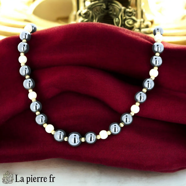 Détail de l'alternance perles d'hématite, perles nacrées et intercalaires dorés