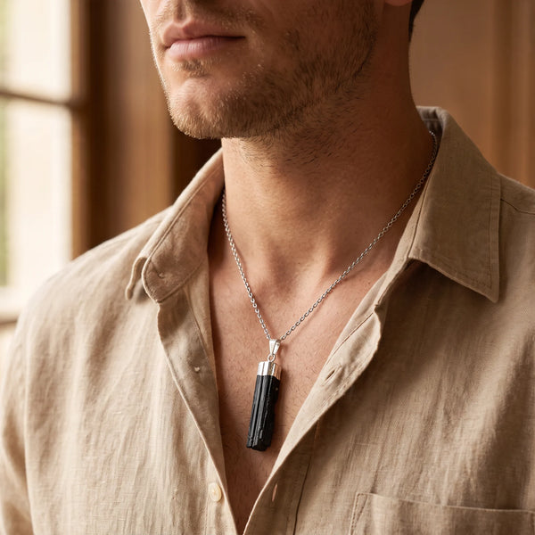 Collier homme pendentif en tourmaline noire brute sur chaîne argentée