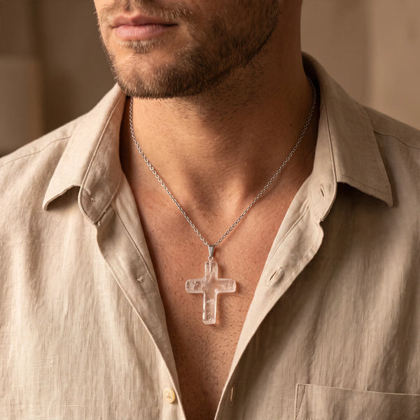 Collier homme pendentif croix en cristal de roche sur chaîne en acier argenté