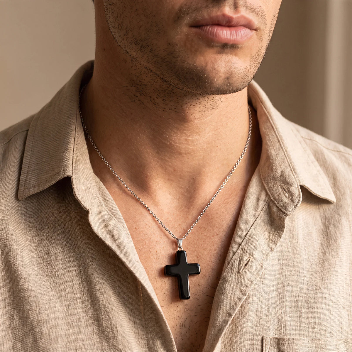 Collier homme pendentif croix en obsidienne noire sur chaîne argentée