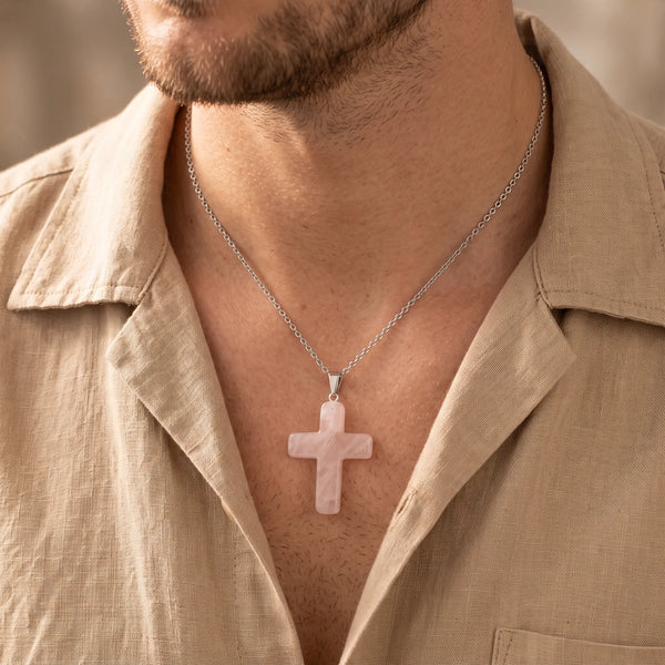 Collier homme pendentif croix en quartz rose sur chaîne en acier argenté