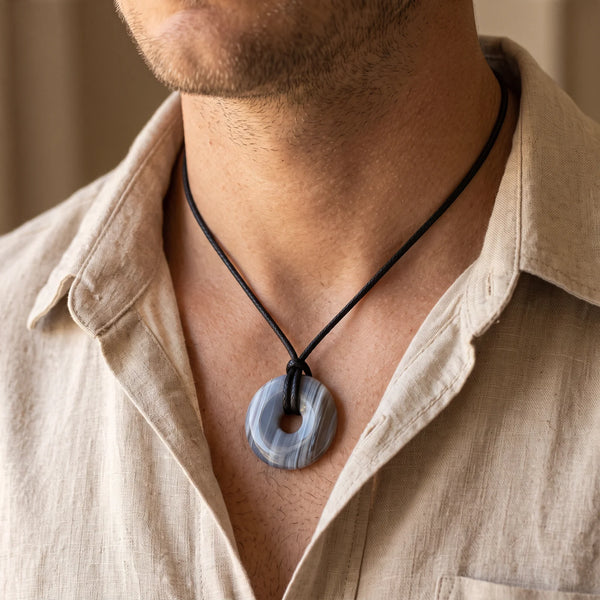 Collier homme pendentif donut en agate du Botswana sur cordon noir