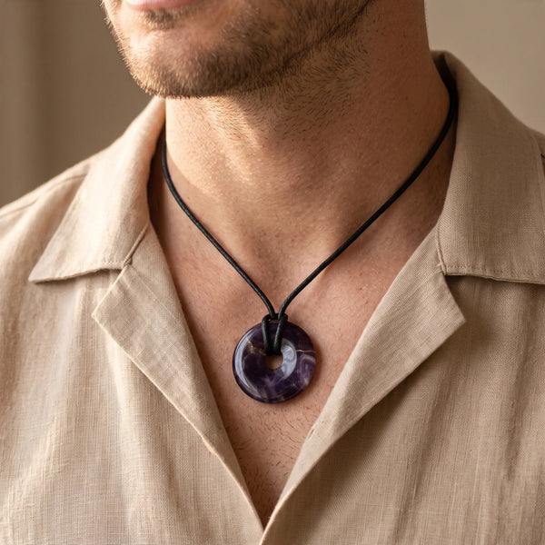 Collier homme pendentif donut en améthyste violette sur cordon noir