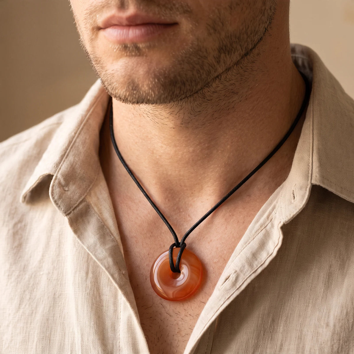 Collier homme pendentif donut en cornaline orange sur cordon noir
