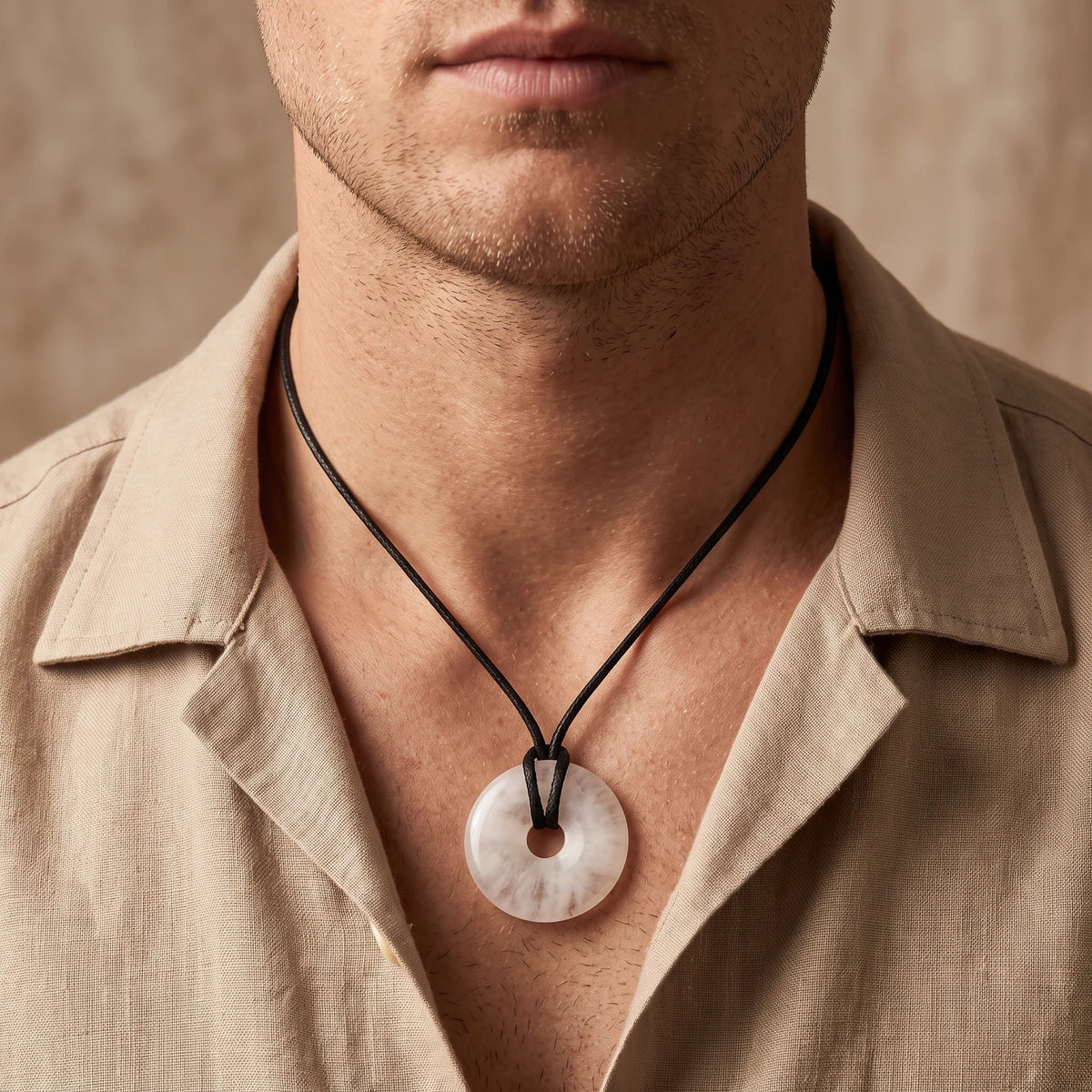 Collier homme pendentif donut en cristal de roche sur cordon noir