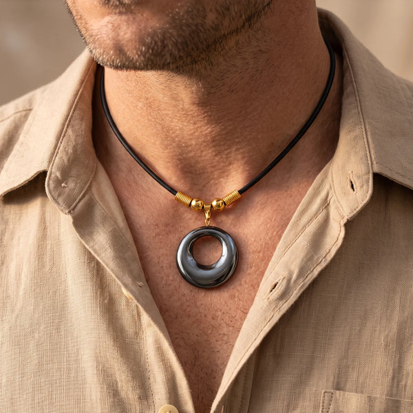 Collier homme pendentif donut en hématite sur cordon noir