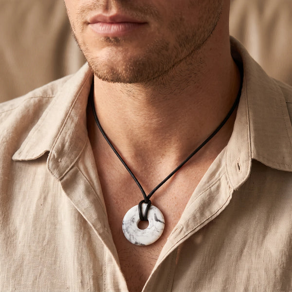 Collier homme pendentif donut en howlite blanche sur cordon noir