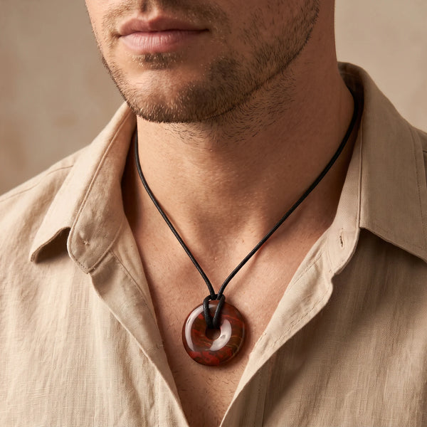 Collier homme pendentif donut en jaspe bréchia rouge sur cordon noir