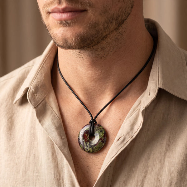 Collier homme pendentif donut en jaspe sang de dragon sur cordon noir