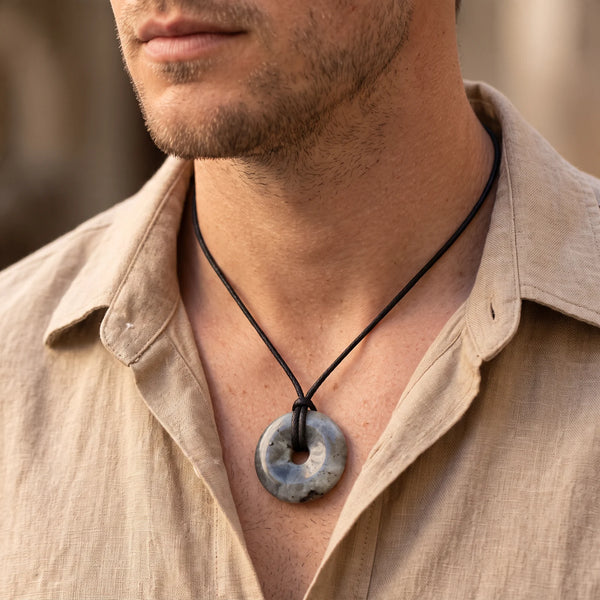 Collier homme pendentif donut en labradorite grise sur cordon noir