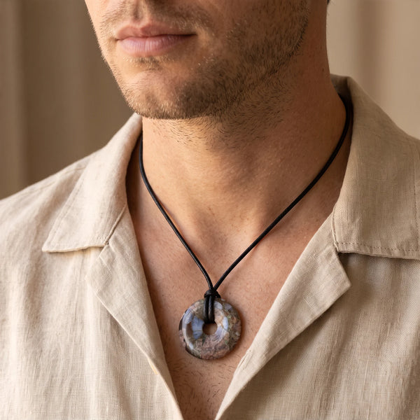 Collier homme pendentif donut en libérite sur cordon noir