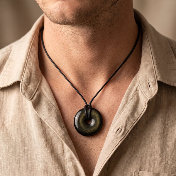 Collier homme pendentif donut en obsidienne dorée sur cordon noir