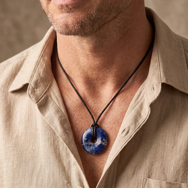 Collier homme pendentif donut en sodalite bleue sur cordon noir