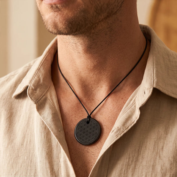 Collier homme pendentif fleur de vie en shungite sur cordon noir