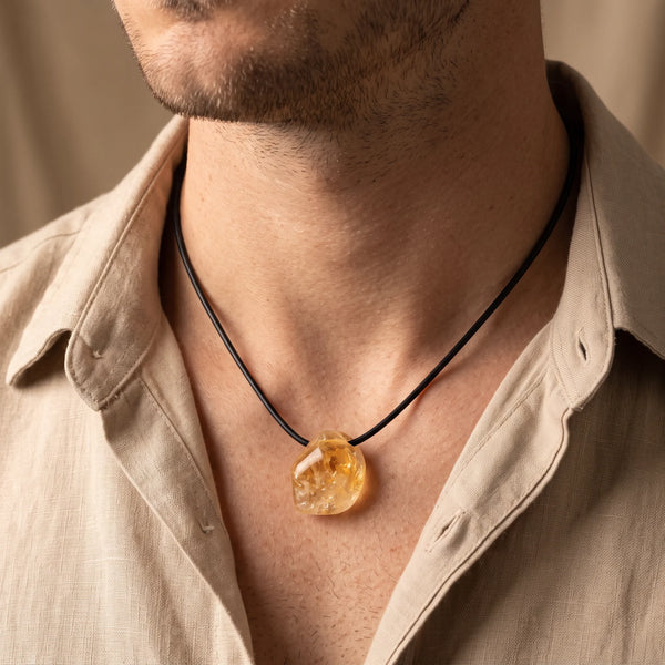 Collier homme pierre roulée percée en citrine jaune sur cordon noir