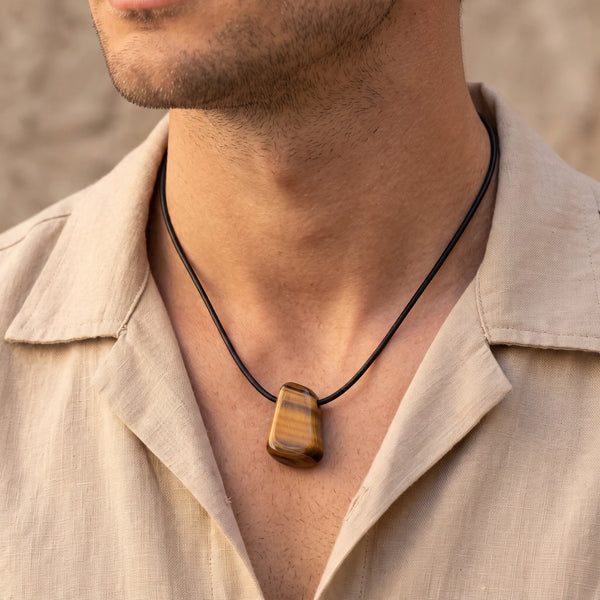 Collier homme pierre roulée percée en œil de tigre sur cordon noir