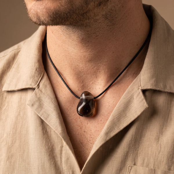 Collier homme pierre roulée percée en quartz fumé sur cordon noir