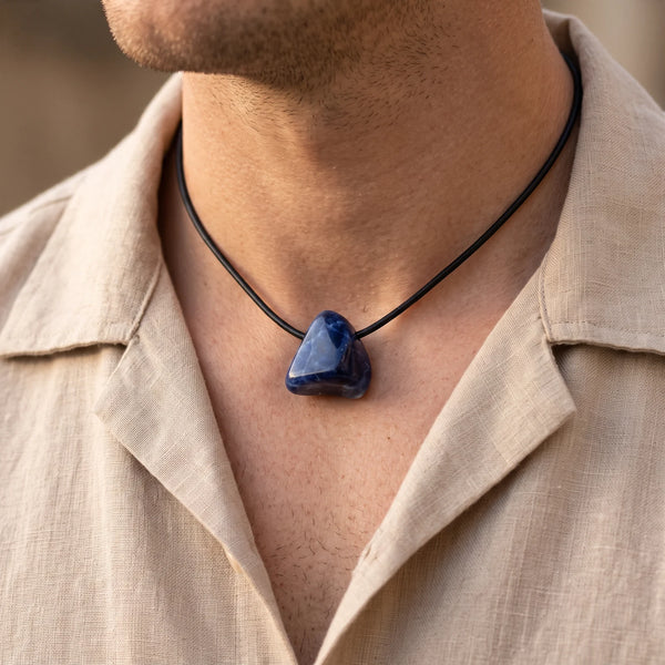 Collier homme pierre roulée percée en sodalite bleue sur cordon noir