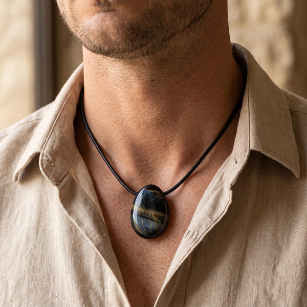 Collier homme pendentif goutte en œil de faucon sur cordon noir