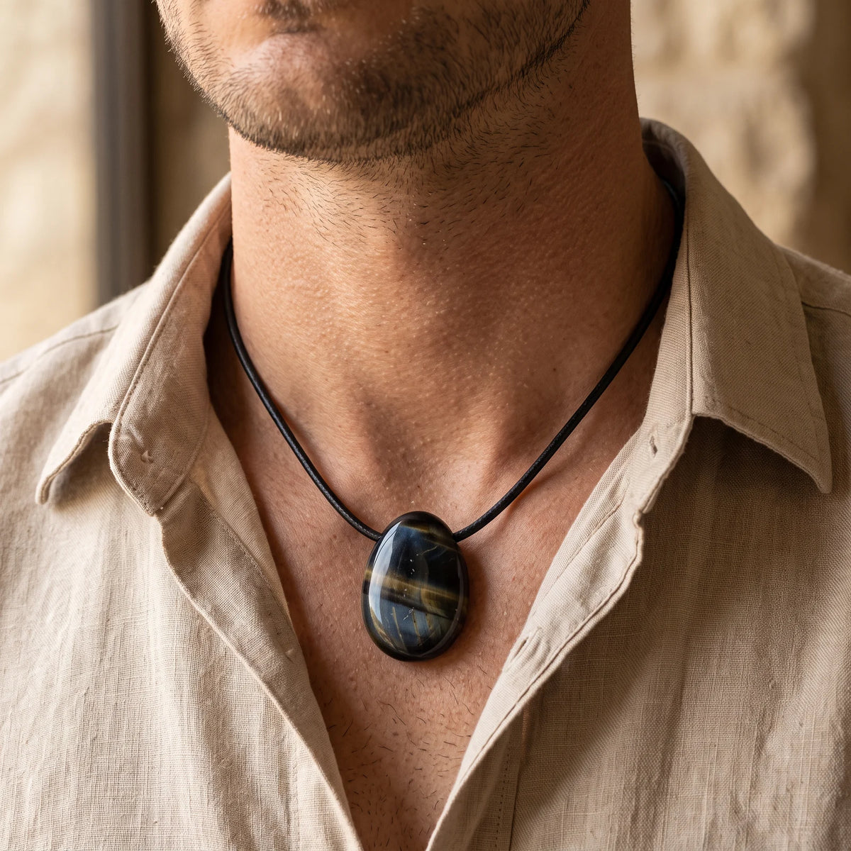 Collier homme pendentif goutte en œil de faucon sur cordon noir