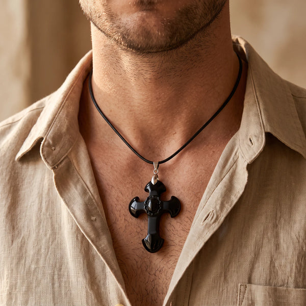 Pendentif croix homme en obsidienne noire sur cordon noir