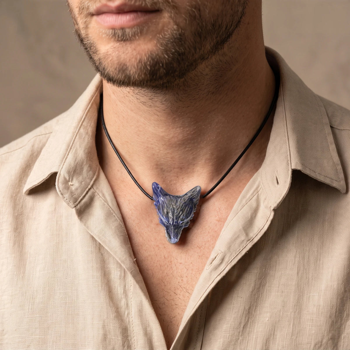 Collier homme pendentif tête de loup en sodalite sur cordon ciré