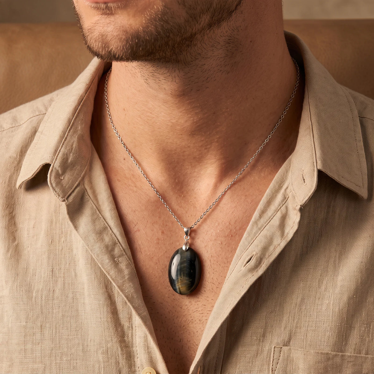 Collier homme pendentif ovale en œil de faucon sur chaîne argentée