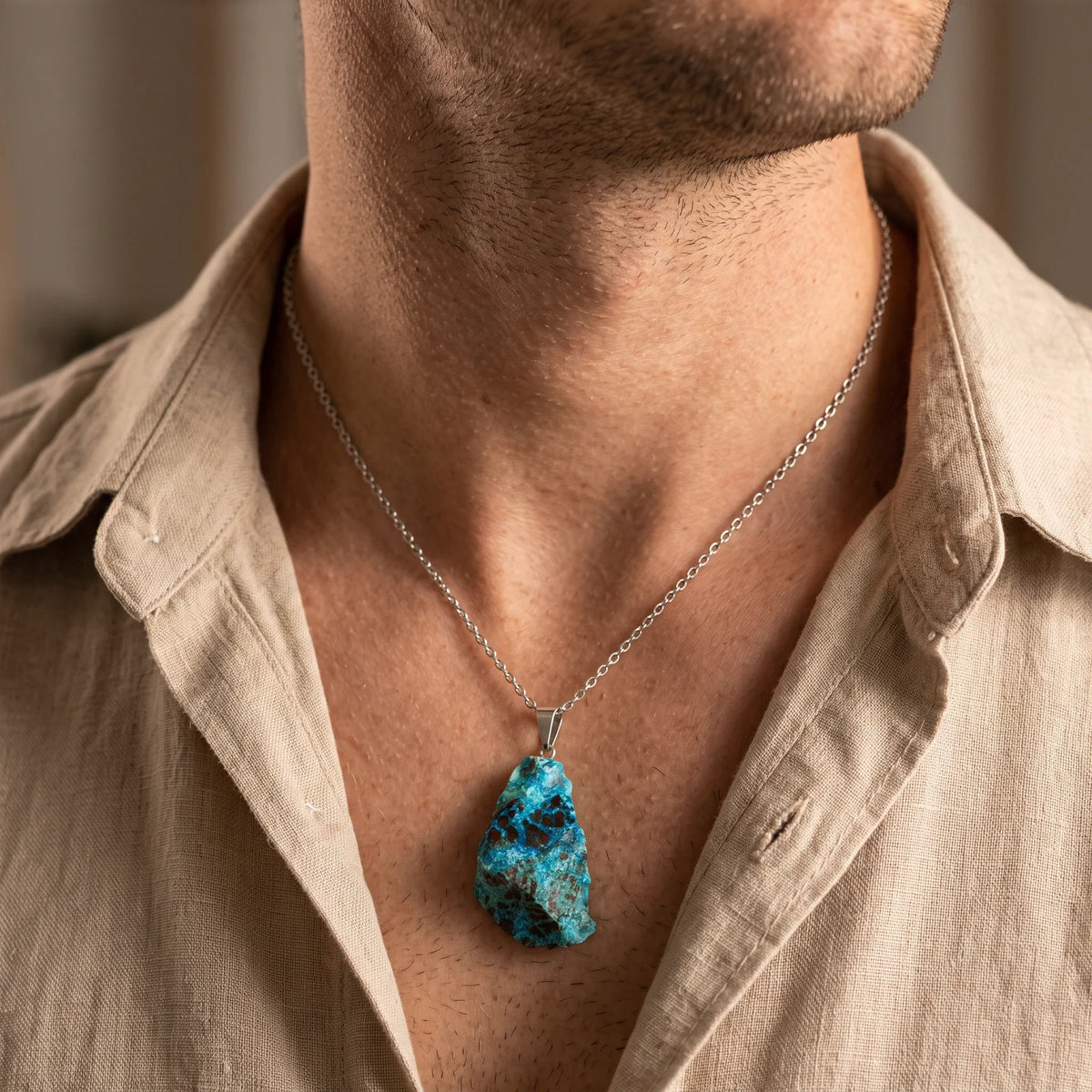 Collier homme pendentif pierre brute en chrysocolle bleue sur chaîne argentée