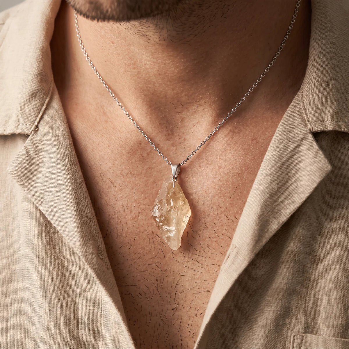Collier homme pendentif pierre brute en citrine sur chaîne argentée