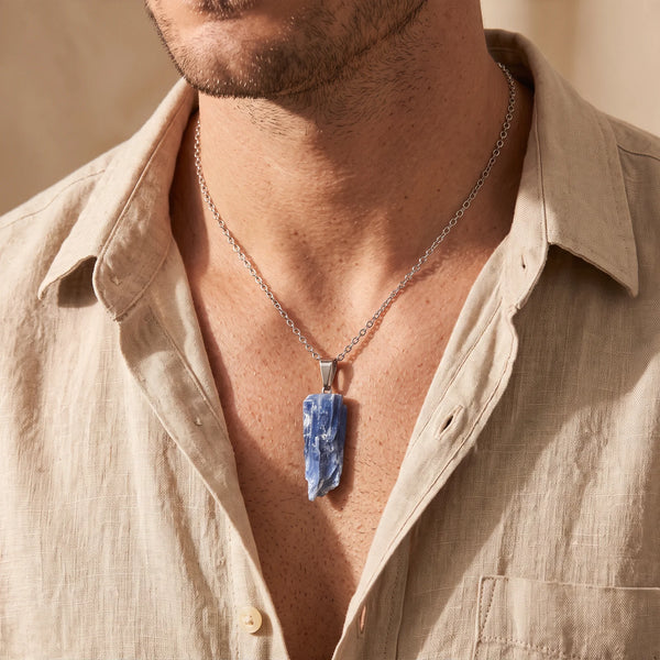 Collier homme pendentif cyanite bleue brute sur chaîne argentée