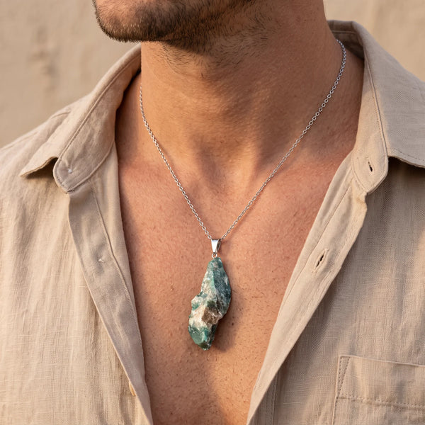 Collier homme pendentif pierre brute en fuchsite verte sur chaîne